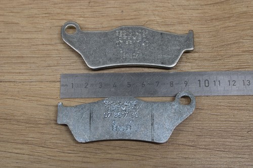 Yamaha 5D7-F5811-00 Pad, Caliper 2 NOS NEW Genuine xs17275 - Picture 2 of 2