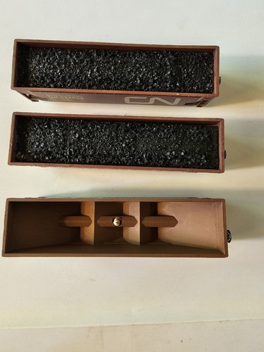 3 Roundhouse Canadian National - 3 Bay Hopper 2 w/Load, Steel Wheels, Kadees CN - Picture 2 of 5