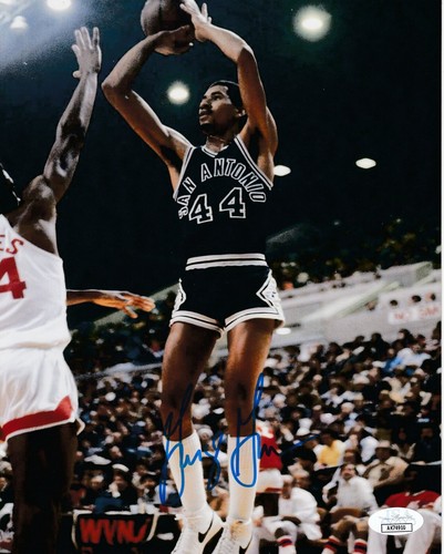 FOTO 8 X 10 FIRMADA POR GEORGE GERVIN SAN ANTONIO SPURS con certificado de autenticidad - Imagen 1 de 2