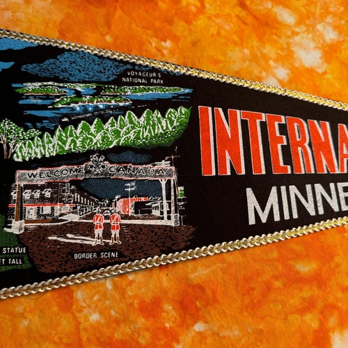 Pennant vintage in feltro – International Falls MN made in Japan 9x27” souvenir da viaggio - Foto 3 di 8