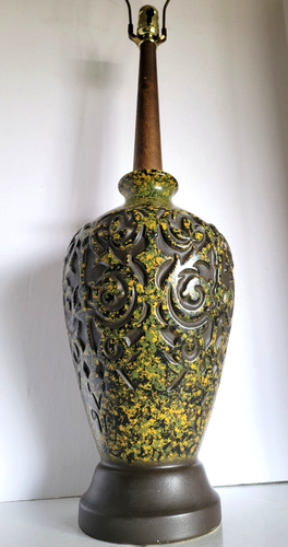 Vtg Mid Century Modern Green Yellow Abstract Embossed Ceramic & Wood Lamp 35" - Picture 4 of 11
