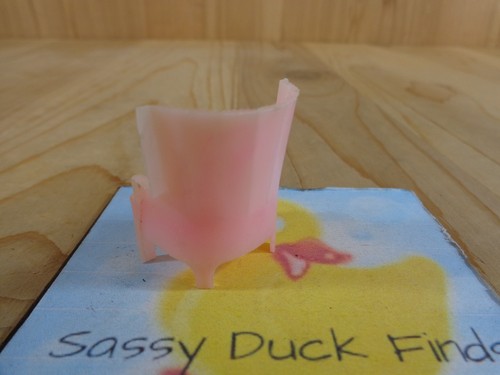 Muebles vintage para casa de muñecas SILLA BRAZO con carcasa plisada respaldo plástico rosa - Imagen 3 de 4