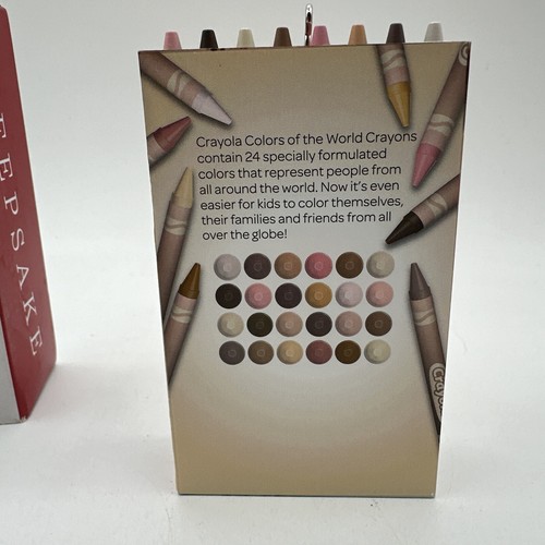 Hallmark Keepsake 2023 Crayola Colores del Mundo 24 Crayones Ornamento NUEVO - Imagen 5 de 11