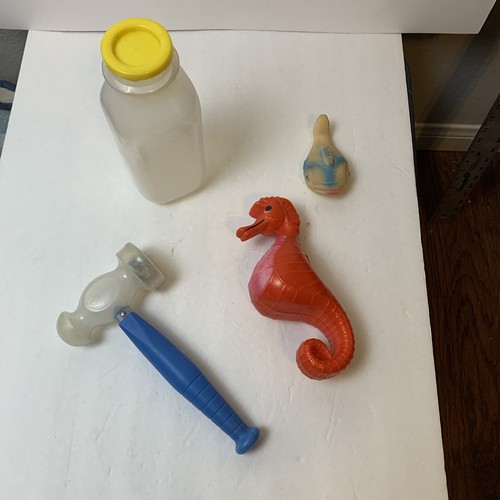 Menge 4 Vintage Baby Spielzeug 60/70er Hammer/Seepferdchen Rasseln-Fische Quietschspielzeug/Flasche