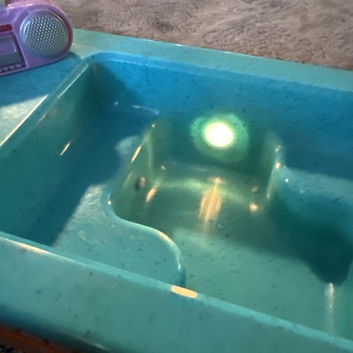 Fisher-Price Loving Family Dollhouse Spa Hot Tub 2000 & Diving Board - Picture 2 of 11