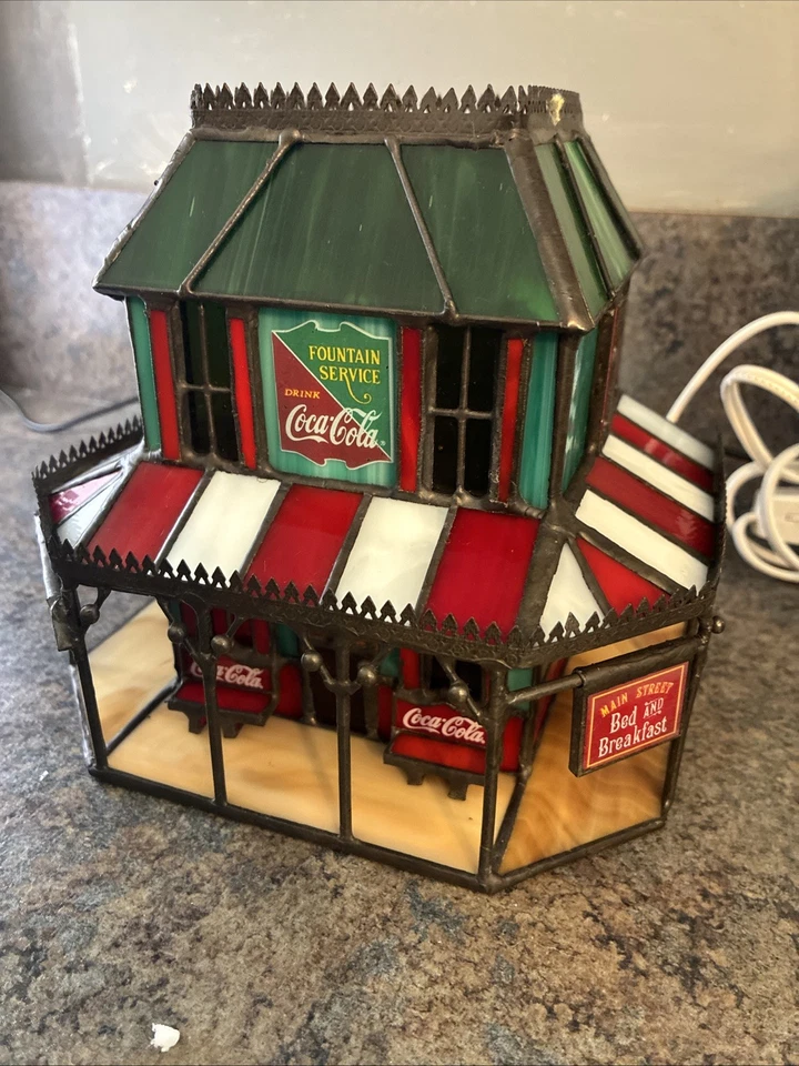 Franklin Mint Coca Cola Витраж Освещенный Викторианский Отель 1997 Новый - Изображение 3 из 4