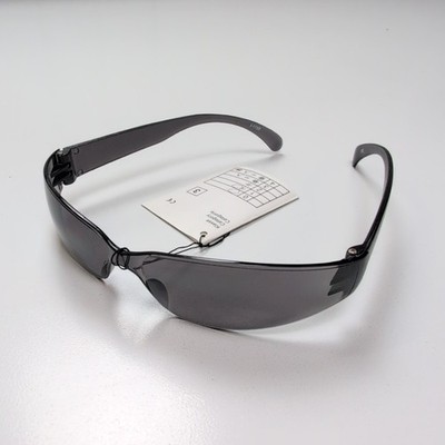 Sonnenbrille geräuchert schwarz rechteckig umhüllend breite Bügel