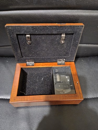 Music Box Two Picture Frame2"×2" Sankyo Wood Etching Plays Amazing Grace - Picture 4 of 8