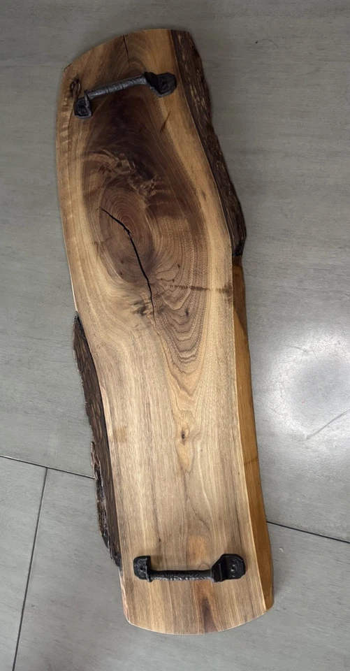 "Hermosa bandeja de exhibición/para servir madera de nogal borde crudo con asas de metal 30"" x 9""" Foto 2 de 4