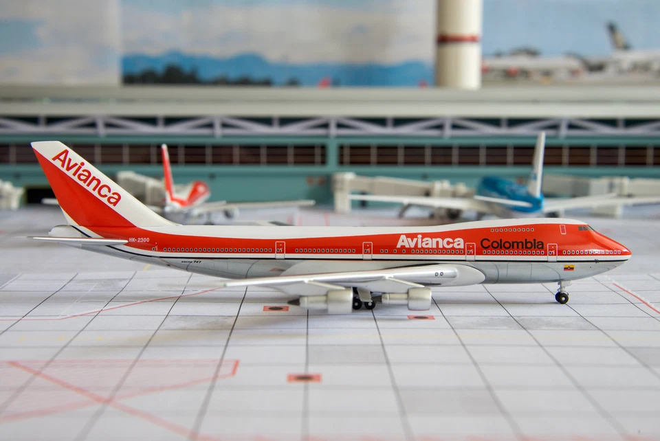 Aeroclassics 1:400 Avianca Колумбия Boeing 747-200M HK-2300 отредактированные названия - Изображение 2 из 2