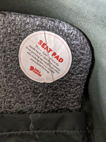 Mini Mochila FJALLRAVEN Kanken Bosque Profundo Verde Bellota Correas con Cojín de Asiento - Imagen 9 de 11