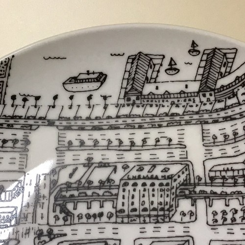 WEST ELM ~ James McNally ~ vier 8 1/2" Porzellanteller ~ Stadtblöcke ~ UNBENUTZT! - Bild 4 von 9