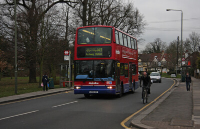 Foto 6x4 Double Up at Home Time Finchley VP491 überholt einen Radfahrer entlang c2009