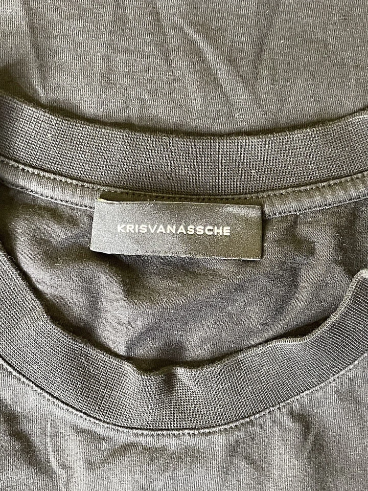 Camiseta masculina Kris Van Assche abstrata padrão zebra painel preta grande - Imagem 4 de 4