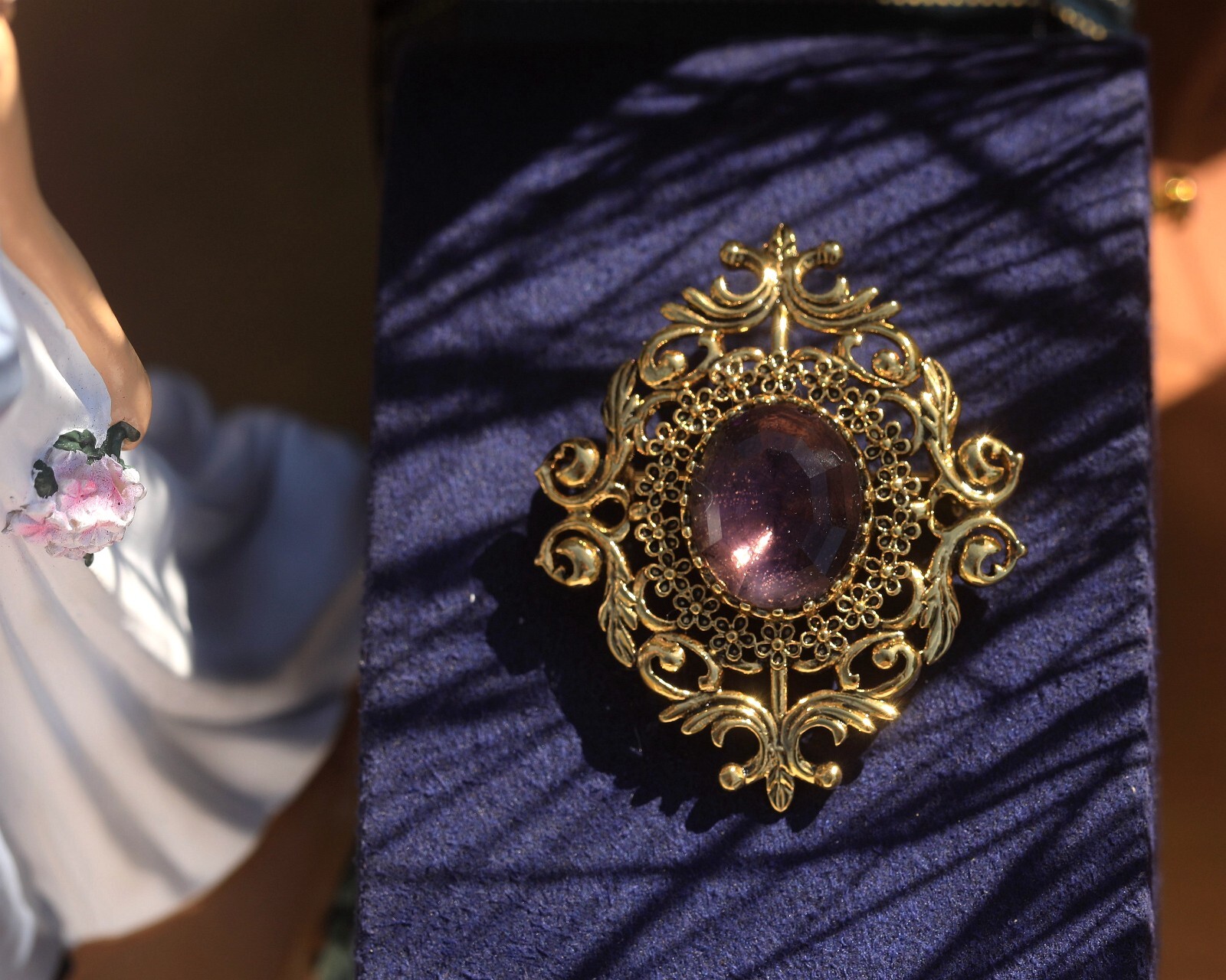 Broche Bonito Período Tallado Floral Cristal Facetado Lila Vintage Estilo QD10