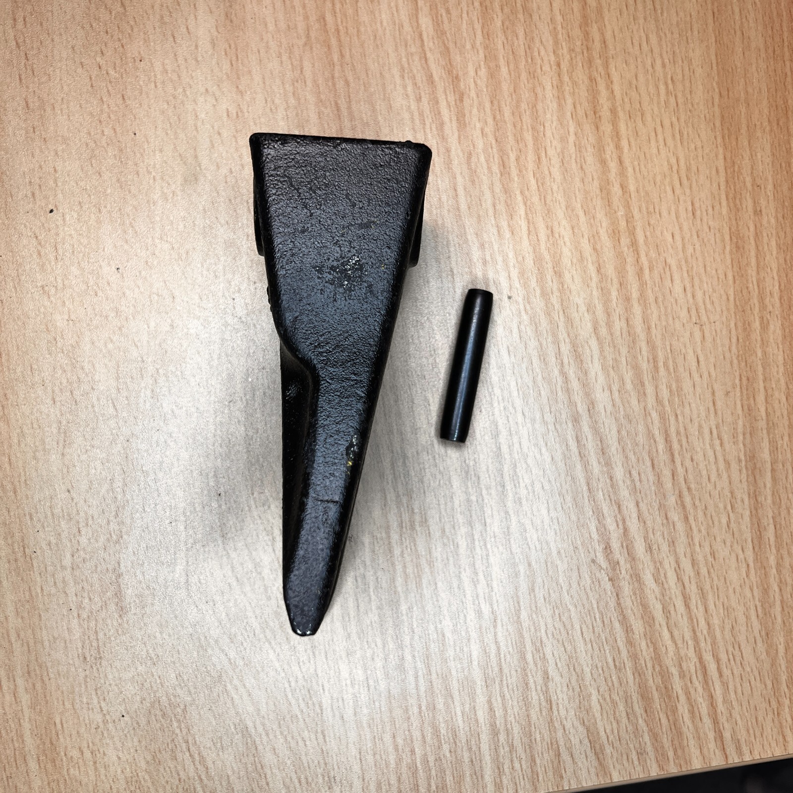 2  PC X156WTL X156WT Twin Tiger Bucket Teeth w Roll Pins P156  for X156FL Shanks