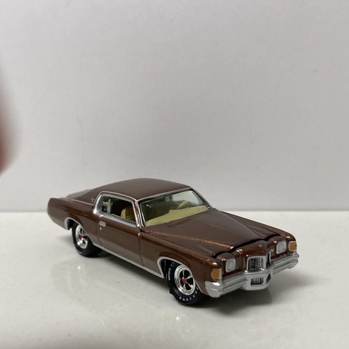 1971 71 Pontiac Grand Prix Collectible 1/64 Scale Diecast Diorama