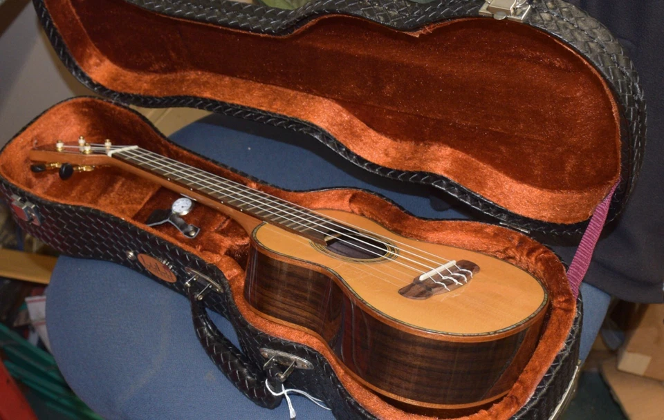 LULU S2A SOPRANO UKULELE & CASE - Image 3 of 4