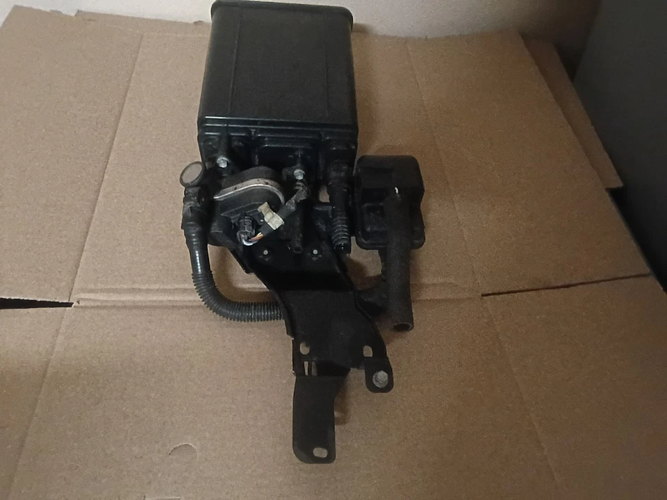 Lexus RX 400H 2006 bote de carbón de vapor de combustible P/N 77740-48140 OEM Foto 3 de 4