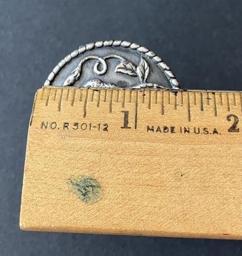 Dispensador portarollos de sellos postales colibrí peltre en relieve vintage - Imagen 12 de 14