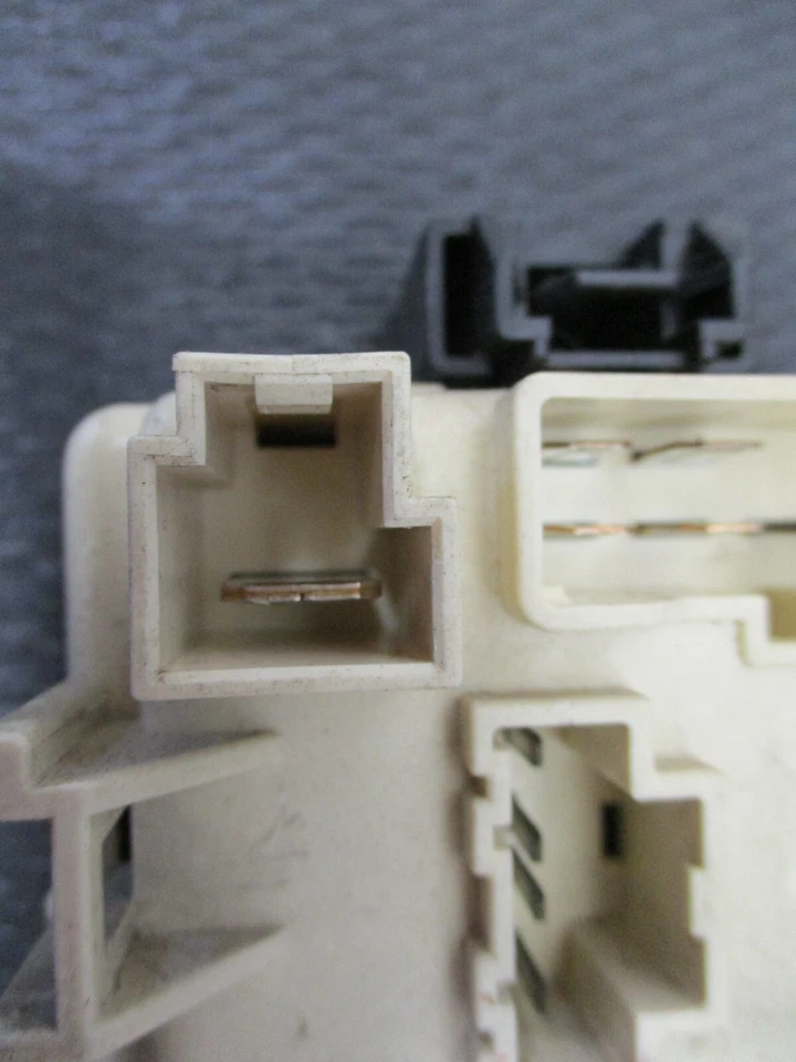 1991 年 Eagle Talon DRIVER 左底现金继电器保险丝盒 — 第 4/4 张图片