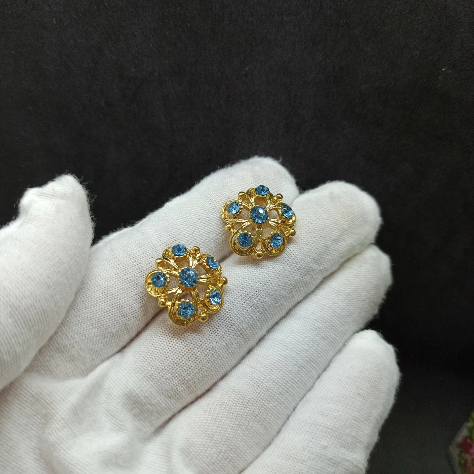 Pendientes con flores Michal Negrin poste grande chapados en oro y cristales de Swarovski azules Foto 2 de 4