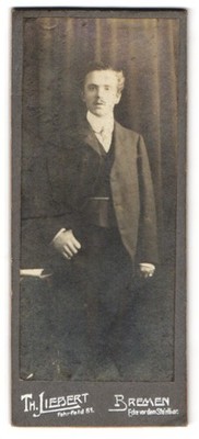 Fotografie Th. Liebert, Bremen, Fehrfeld 51, Eleganter Herr im Anzug 