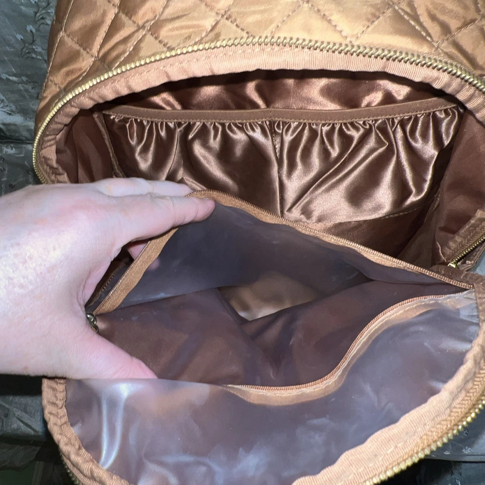 Mochila y bolso de noche marrón JOY & IMAN acolchado con diamantes de alta costura de nailon Foto 4 de 4