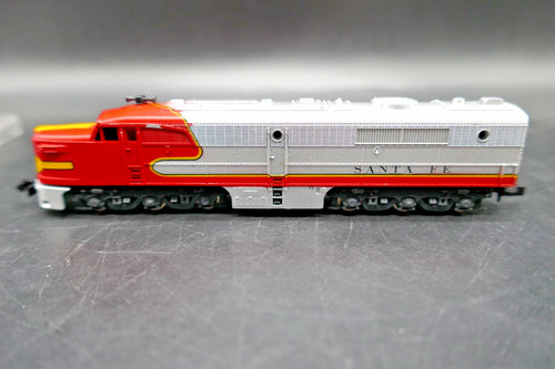 Locomotora diésel N Con-Cor 2102 sin motor PA-1 Santa Fe con estuche | Condition: Used