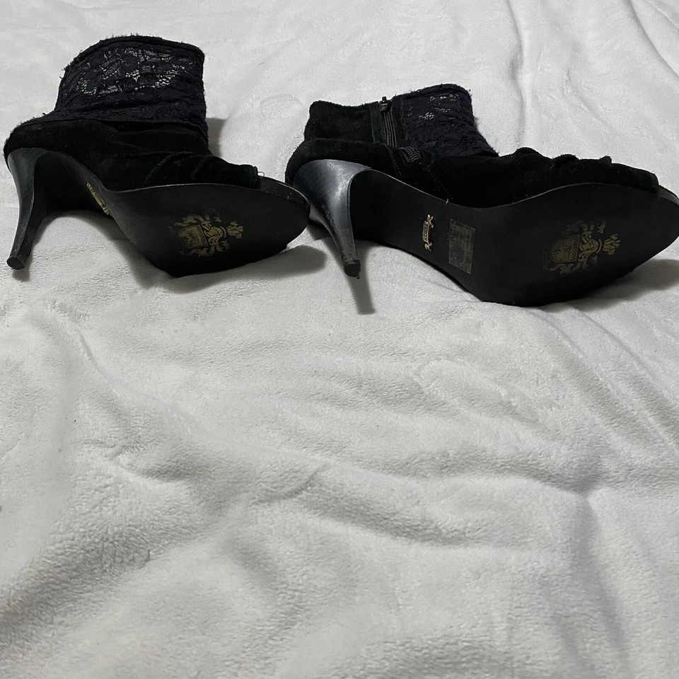 Fergie Blk Lace Overlay Leather Peep Toe Bootie Stiletto High Heel Womans Sz 9.5 - Image 2 of 4