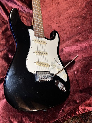 Washburn Blk/Whit electric guitar Shadow Series Strat Grover Tuners Nice!