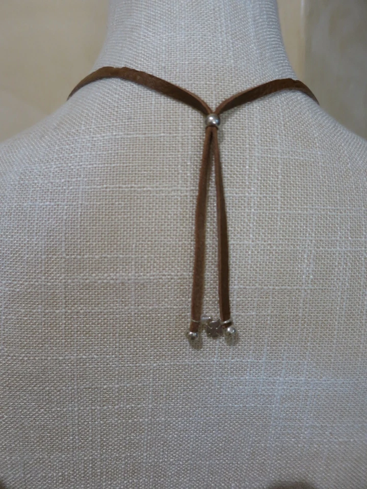 Collar colgante Lucky Brand de cuero con cordón plateado Foto 4 de 4