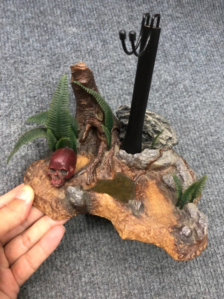 1/6 Hot Toys MMS90 Original Classic Predator Stand & Skull for Action Figure - Image 4 of 4