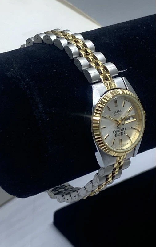 Relógio feminino Pulsar 24mm WR quartzo "Old Country Buffet" aço inoxidável novo com etiquetas 119g - Imagem 4 de 4