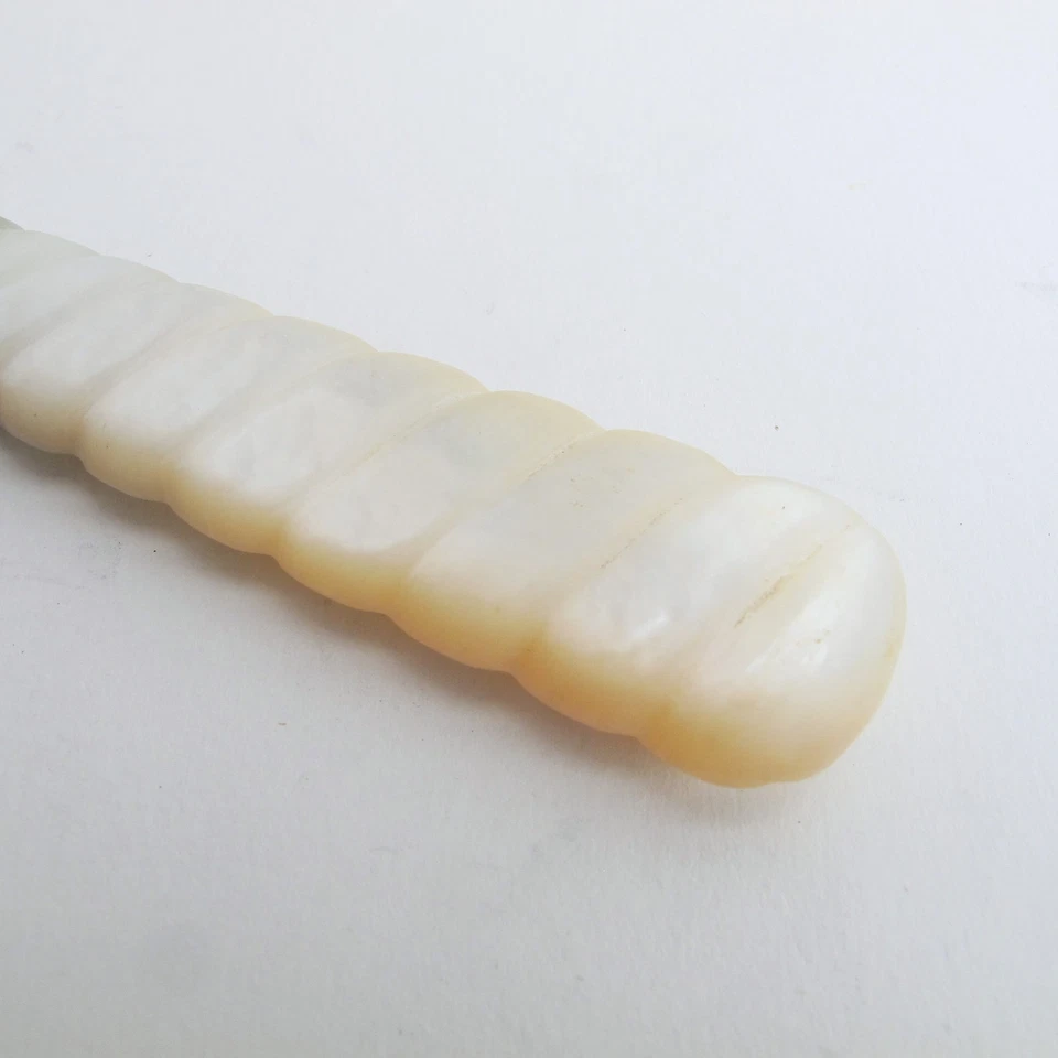 Juego de 6 cuchillos nácar acanalados en espiral Meriden Cutlery Co con bandas plateadas Foto 4 de 4