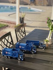 Camión de basura fundido a presión First Gear Republic Services 2023 1:34 carga frontal, Mack