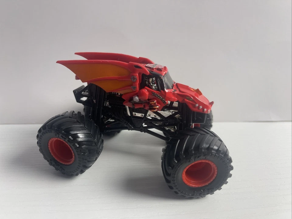 Monster Jam Bakugan Dragonoid 1:64 Monster Truck Red Dragon Foto 2 de 4