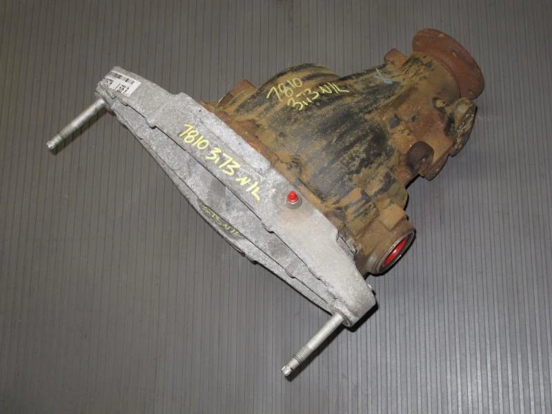 2005-2006 Ford Expedition Rear Differential Carrier Assembly 3.73 Ratio OEM - Image 2 of 4