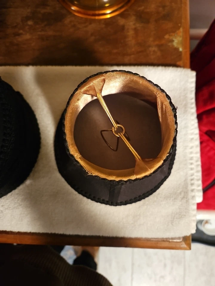 Cinco pantallas de lámpara tipo araña negras con forro de tela dorada Foto 2 de 4