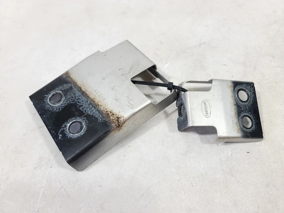 17-23 JAGUAR F-PACE SUPORTE DE MONTAGEM PARA-LAMA DIANTEIRO DIREITO DO LADO DO PASSAGEIRO FABRICANTE DE EQUIPAMENTO ORIGINAL - Imagem 2 de 4