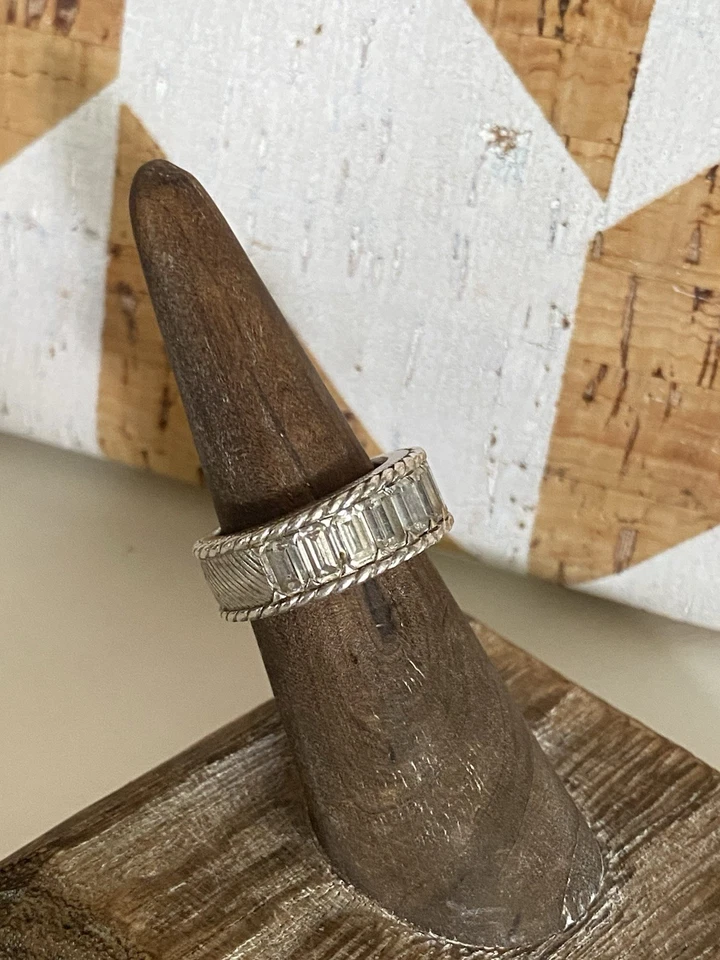 Anillo de media eternidad Judith Ripka 925 circonita cúbica baguette talla 6 Foto 3 de 4