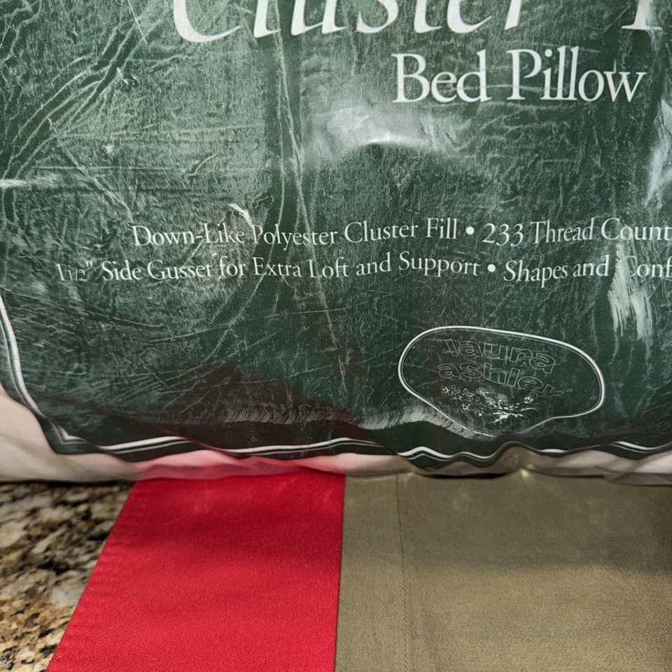 2 almohadas de cama alternativas Laura Ashley Premium nuevas con etiquetas con racimo abullonadas tamaño king Foto 3 de 4