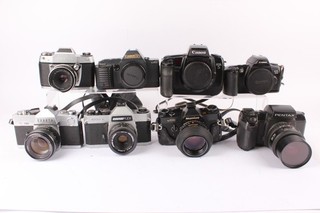 Lotto lavoro fotocamere reflex pellicola 35mm vintage assortite con alcuni obiettivi manuali e custodie