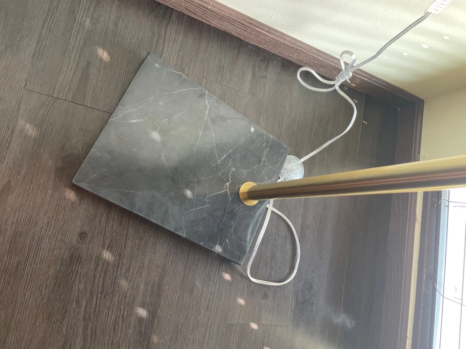 lámpara de arco, solo se ha usado durante unos días por lo que está en perfecto estado. Foto 2 de 4