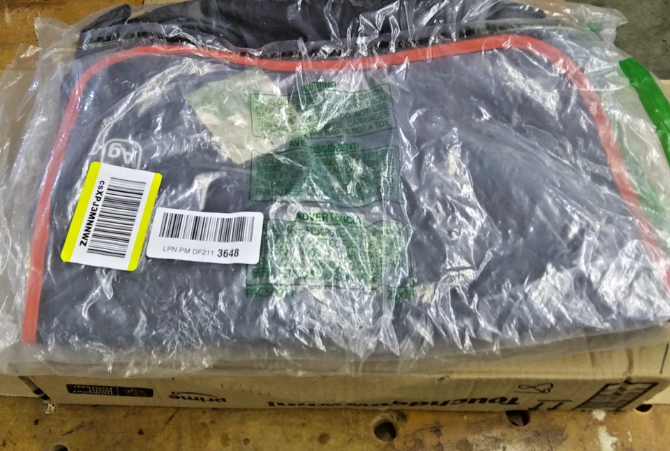 Bolso Mensajero Alchemy Goods Lucio Negro con Borde Mandarina Tubos Internos Reciclados Foto 3 de 4