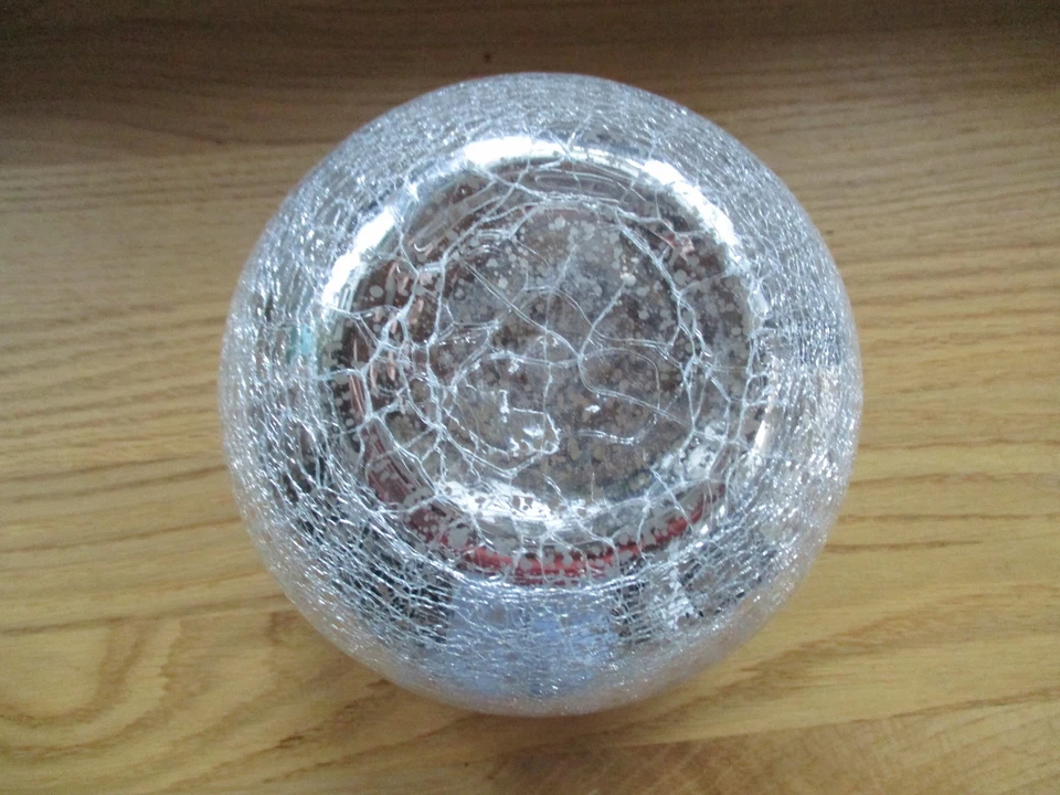 Hübsche Vase mit Muster in Silber aus Glas, ca. 14 cm hoch - Bild 3 von 4