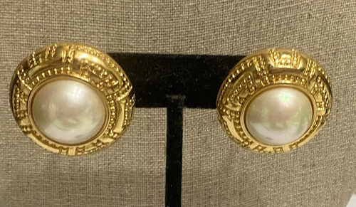 Orecchini vintage grandi Christian Dior finta perla placcata oro traforati