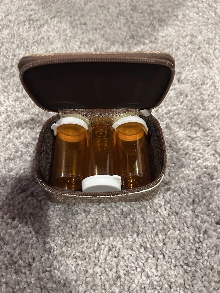 Estuche para Pastillas COACH Estrellas Cuero, Cremallera Rectángulo 3 Botellas para Pastillas Foto 2 de 3