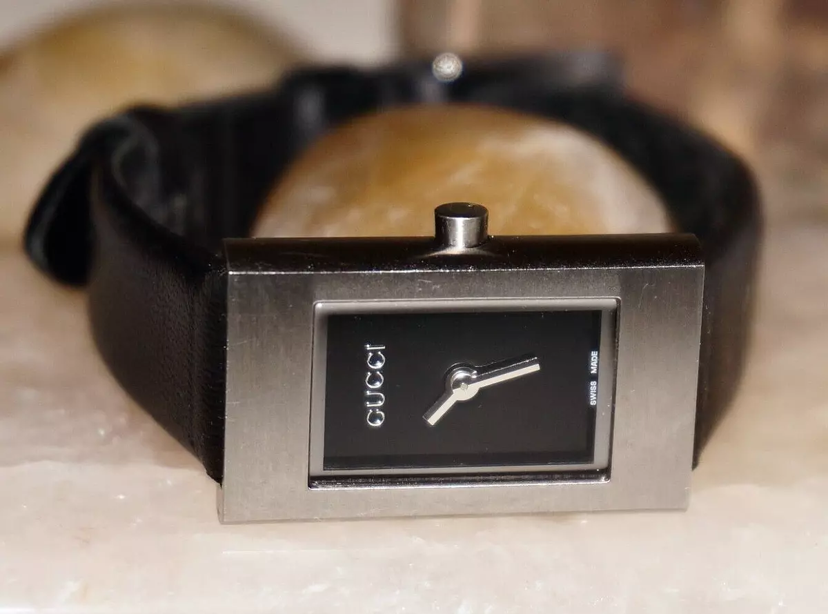 GUCCI 1600 Stainless Steel 83003L & Black Leather Quartz Watch *NEEDS BATTERY GUCCI 1600 Stainless Steel 83003L & Black Leather Quartz Watch *NEEDS BATTERY
