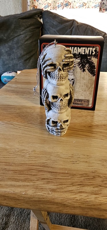 Horrnament Ornament stacked skulls